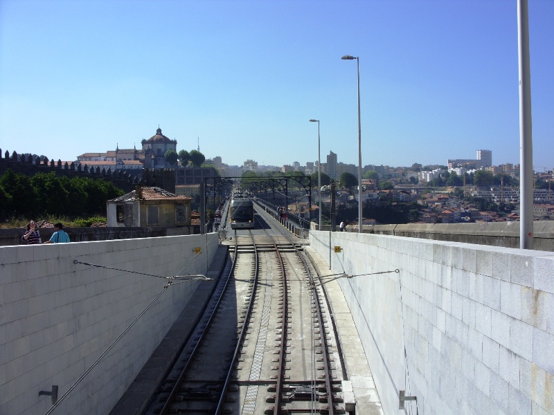 Metro over de brug van boven 