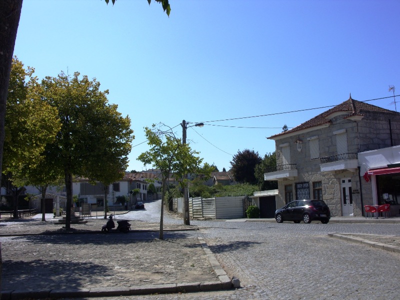 De wegen zijn geplaveid met Portugese keitjes alom